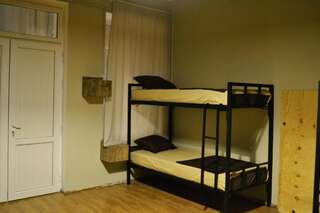 Хостелы Bibliotek Тбилиси Кровать в общем номере для мужчин и женщин с 10 кроватями-5