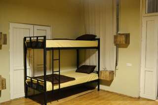 Хостелы Bibliotek Тбилиси Кровать в общем номере для мужчин и женщин с 10 кроватями-6