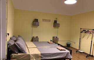 Хостелы Bibliotek Тбилиси Улучшенный трехместный номер-2